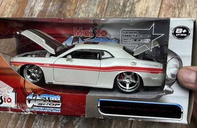 Dodge Challenger SRT8 2008 1/24 Maisto Custom Shop blanco rojo nuevo en caja Foto 1 de 4