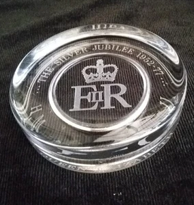 Wedgwood Queen Elizabeth II Silver Jubilee paperweight, 1952-77, clear crystal - Picture 1 of 15