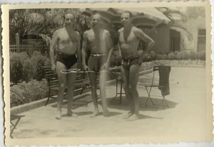 ALTES FOTO - VINTAGE SNAPSHOT - MANN NACKTER OBERKÖRPER MUSKEL SLIP TRIKOT - MAN 2 - Bild 1 von 1