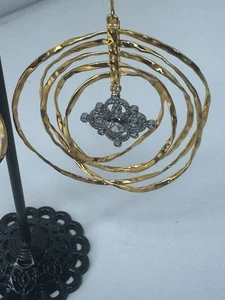 Pendientes de aro martillados de oro de 14 quilates ATI Tailandia con gota central de cristal - Imagen 1 de 5