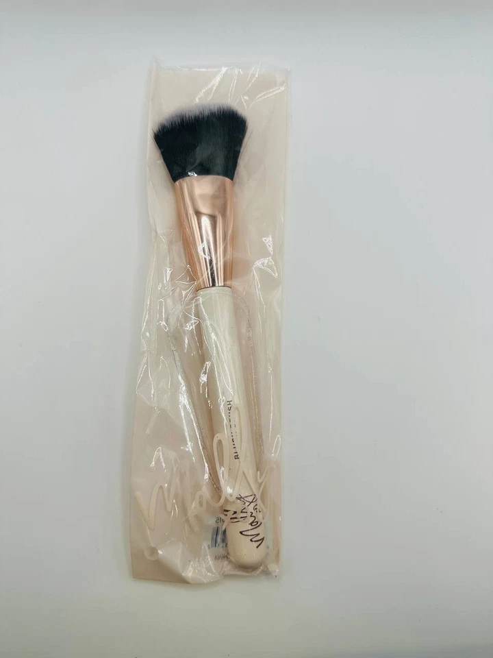 Cepillo de rubor en ángulo Mally XO | Cerdas sintéticas suaves para rubor en polvo y crema Foto 1 de 1