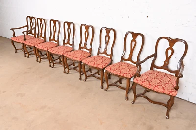 Muebles de panadero italiano provincial Luis XV tallado en nogal sillas de comedor, ocho Foto 1 de 4