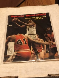 1971 Sports Illustrated MILWAUKEE Bucks OSCAR ROBERTSON Bucks #1 THE BIG O - Picture 1 of 2