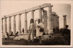 Foto real vintage de ATENAS GRECIA RPPC postal 2 mujeres en la Acrópolis / fecha 1968 - Imagen 1 de 2