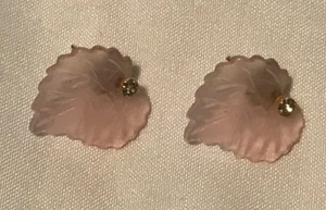 Pendientes perforados vintage rosa esmerilado hoja lucita estrás - Imagen 1 de 5