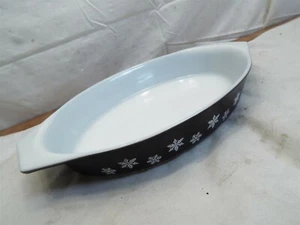 Vintage Black w/White Snowflake Pyrex 1-1/2 Qt Oval Casserole Baking Dish 31 - Picture 1 of 5