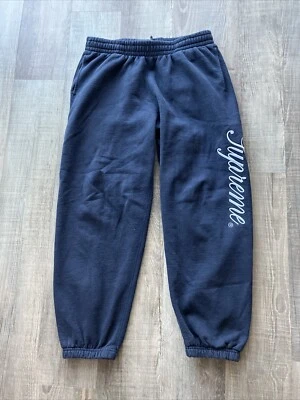 Pantalones deportivos Supreme azul marino con logotipo bordado grandes para hombre Foto 1 de 4