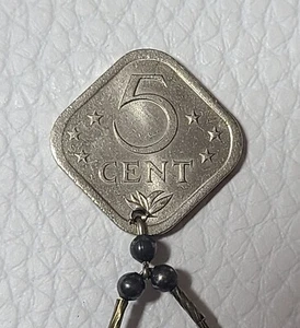 Vintage Necklace 1980 Nederlandse Antillen 5 Cent Coin Pendant Black White Beads - Imagen 1 de 13