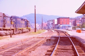 ORIGINAL KODACHROME SLIDE BALTIMORE & OHIO GP-40 #4048 & GREYHOUND BUS JULI 1973 - Bild 1 von 1