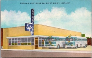 Tarjeta postal de SIDNEY, Nebraska de la década de 1950 "OVERLAND GREYHOUND BUS DEPOT" Art Tine LINO - Imagen 1 de 2