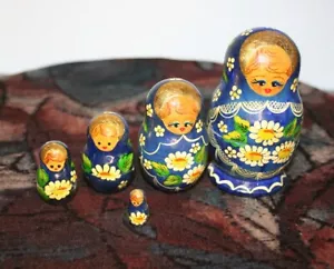 Matriochka, poupées russes traditionnelles, bleues fleurs jaunes 5 pièces - Imagen 1 de 5
