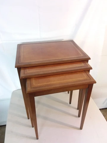 Heritage Henredon Antique Mahogany Leather Top Nesting Accent Side Tables set 3 Cover