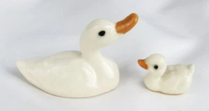 Vintage Hagen Renaker Miniature White Mama and Baby Duckling Figurine Pair - Picture 1 of 4