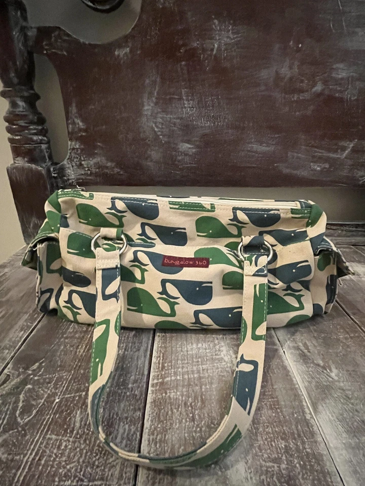 Bolso Cartera Bungalow 360 Lona Verde Ballena Azul Bolsillos Asa Superior Baguette Foto 1 de 4
