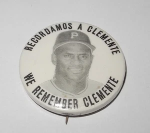 1972 Baseball Roberto Clemente Pittsburgh Pirates We Remember Pin Button Pinback - Picture 1 of 2