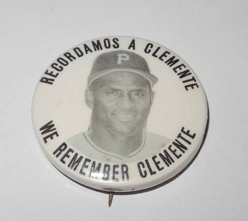 1972 Baseball Roberto Clemente Pittsburgh Pirates We Remember Pin Button Pinback - Image 1 of 2