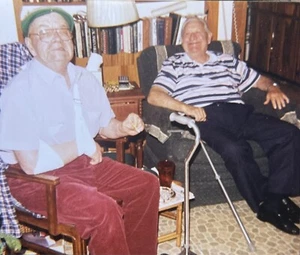 Foto instantánea vintage de hombres muy viejos sentados en sillas encontradas - Imagen 1 de 2
