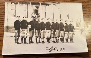 POSTAL CON FOTO REAL DEL EQUIPO DE FÚTBOL AMERICANO UNIVERSITARIO O DE LA ESCUELA SECUNDARIA 1908 RPPC - Imagen 1 de 6