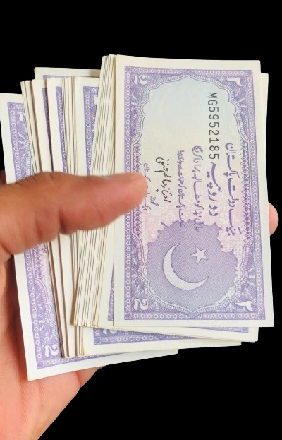 Old Currency Lot of 100 Pakistani Old 2 Rupee UNC Currency Notes - Image 1 of 1