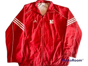 ADIDAS HERREN NEBRASKA HUSKERS gefütterte WIND Jacke Gr. Medium Cornhuskers rot durchgehender Reißverschluss - Bild 1 von 10