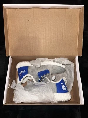 Zapatos de día de juego de los Dodgers de Los Ángeles. Foto 1 de 2