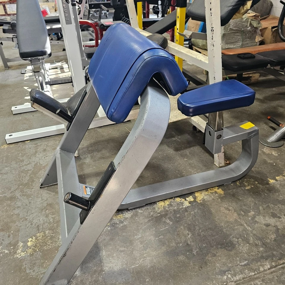 Rizo de predicador sentado Precor Icarian Foto 1 de 4