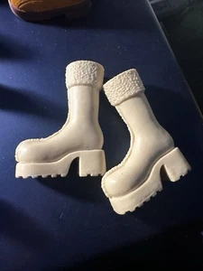 BRATZ PUPPENSCHUHE STIEFEL WINTERTIME WONDERLAND 2003 DANA HELLBRAUN HOCH WINTERSTIEFEL - Bild 1 von 2