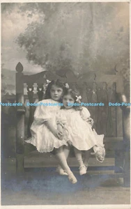 R208482 Mädchenstuhl alte Fotografie Postkarte - Bild 1 von 4