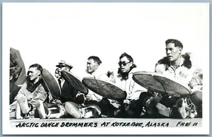 BATERISTAS DE DANZA ÁRTICA KOTZEBUE ALASKA ESQUIMALES DE COLECCIÓN POSTAL FOTO REAL RPPC - Imagen 1 de 2