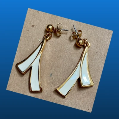 ❤️ Pendientes Avon Esmalte Blanco Cintas Tono Dorado Colgantes Gota Perforados De Colección Foto 1 de 4