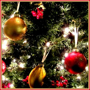 Christmas Ornaments Beautiful Set of 20 Red & Gold Shiny Several Shapes Glass - Picture 1 of 12