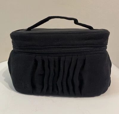 Estuche de tren de maquillaje de microgamuza negra DKNY Foto 1 de 4