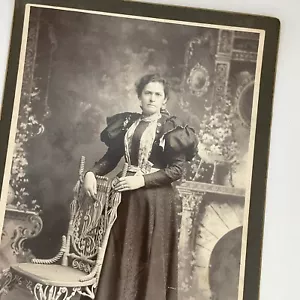 Foto Mujer Frunciendo el ceño Vestido Negro Debra Rechoe Pek Genealogía Rochester NY - Imagen 1 de 10