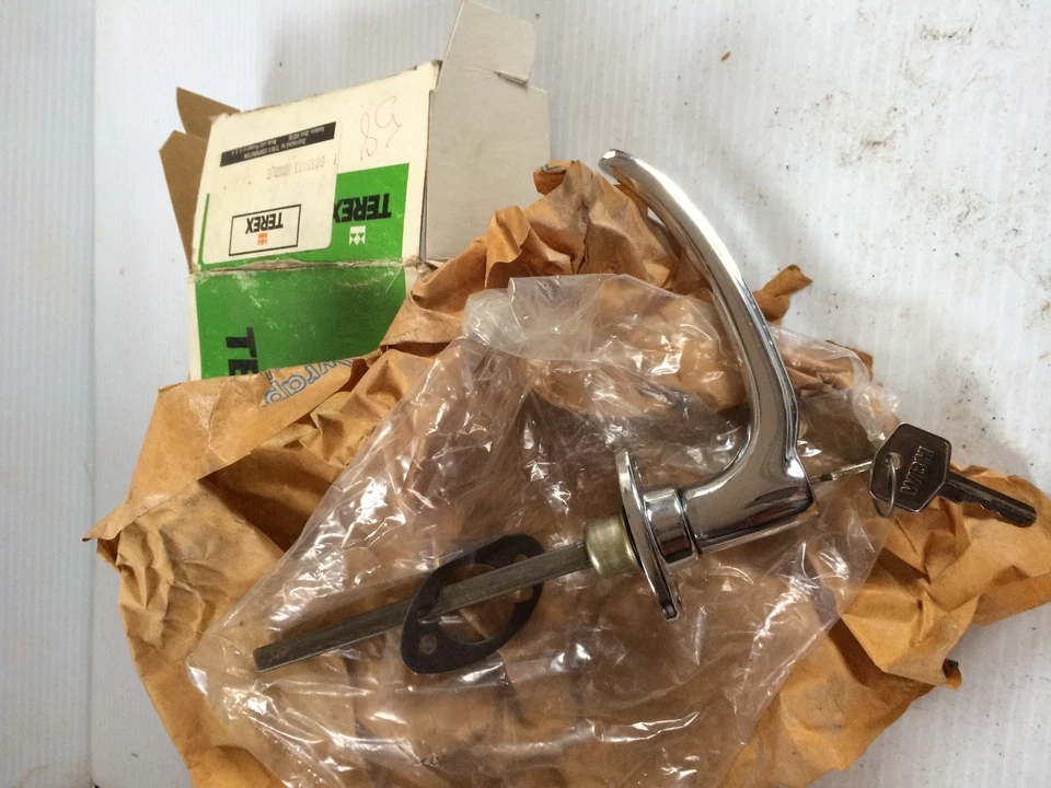 GM TEREX chrome Handle with 2 keys 9073183 - Image 1 of 1