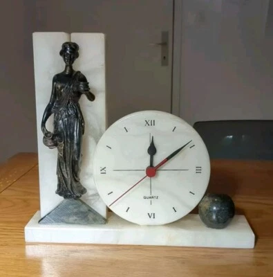 Pendule Marbre Blanc et Statuette Bronze Style Art Déco - Photo 1/4