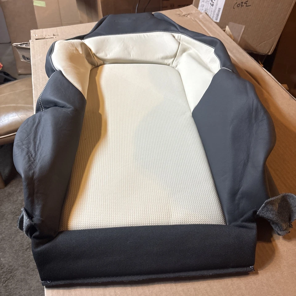 Cubierta trasera de asiento derecha genuina Mopar 2005-2007 Chrysler Crossfire 1BG68BWNAA Foto 1 de 4