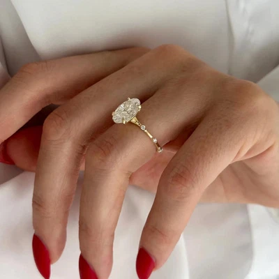 Anillo de compromiso de 3 quilates ovalado E VS1 diamantes cultivados en laboratorio inspirado en la naturaleza en oro de 14 k Foto 1 de 4