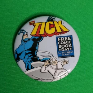 The Tick 2017 KOSTENLOSER COMIC-BUCH-TAG Sammlerstück Comicbuch Knopfstift - Bild 1 von 3