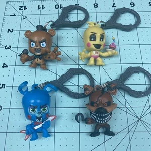 Lote de 4 FNAF Five Nights at Freddy's Mochila Clip Llavero Figura Coleccionable - Imagen 1 de 10