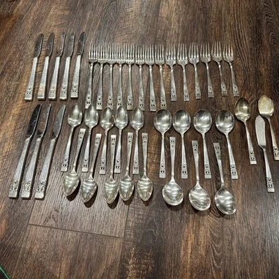 Juego de cubiertos vintage ONEIDA COMMUNITY CORONATION 42 piezas  Foto 1 de 4