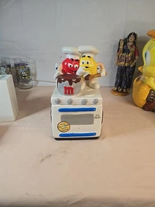 Gelb und rot M&M sitzend auf Herd Sammler Keksdose 4x5x7 - Bild 1 von 4