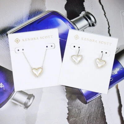 LIQUIDACIÓN!! NUEVO SIN ETIQUETAS Kendra Scott Ari Corazón Marfil Perla Collar Pendientes CONJUNTO Plata Foto 1 de 4
