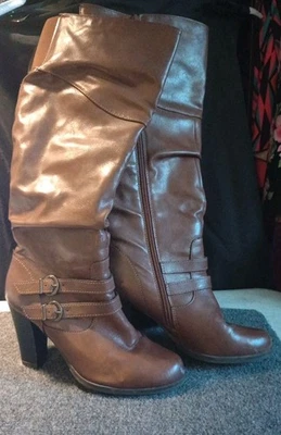 Botas hasta la rodilla de cuero marrón para mujer con detalles de hebilla Foto 1 de 4