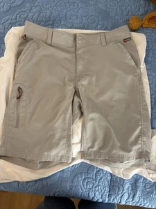 SIMMS Fishing Shorts Light Gray Men’s Size 32 - Zip Pockets - 100% Polyester - Picture 1 of 7