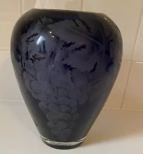 Jaguar Art Glass Deep Blue Purple Vase Etched Grapes & Grape Leaf Vintage Sign - Picture 1 of 5