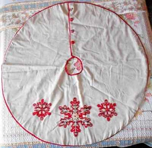 Pier 1 Vintage Fabric Overlay Snowflakes Christmas Tree Skirt  52" - Picture 1 of 2