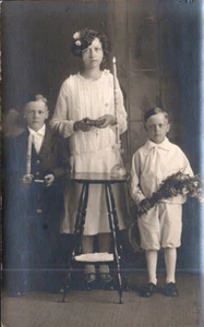 VINTAGE 1925-30 RPPC KATHOLISCHE ERSTKOMMUNION & MÖGLICHES KONFIRMATIONSFOTO - Bild 1 von 2