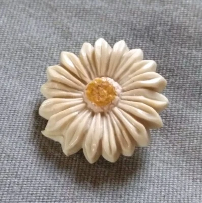 Vintage Flower Early Plastics Button. - Image 1 of 4