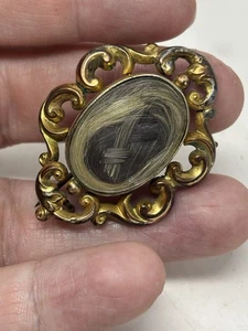 Spilla da lutto vittoriana con 2 colori di capelli intrecciati biondi e castani - Foto 1 di 6