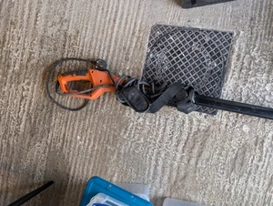 BLACK+DECKER Pole Saw, 800W, Corded, 25cm Pole Length, Pivoting Head, Up to 25cm - Picture 1 of 3